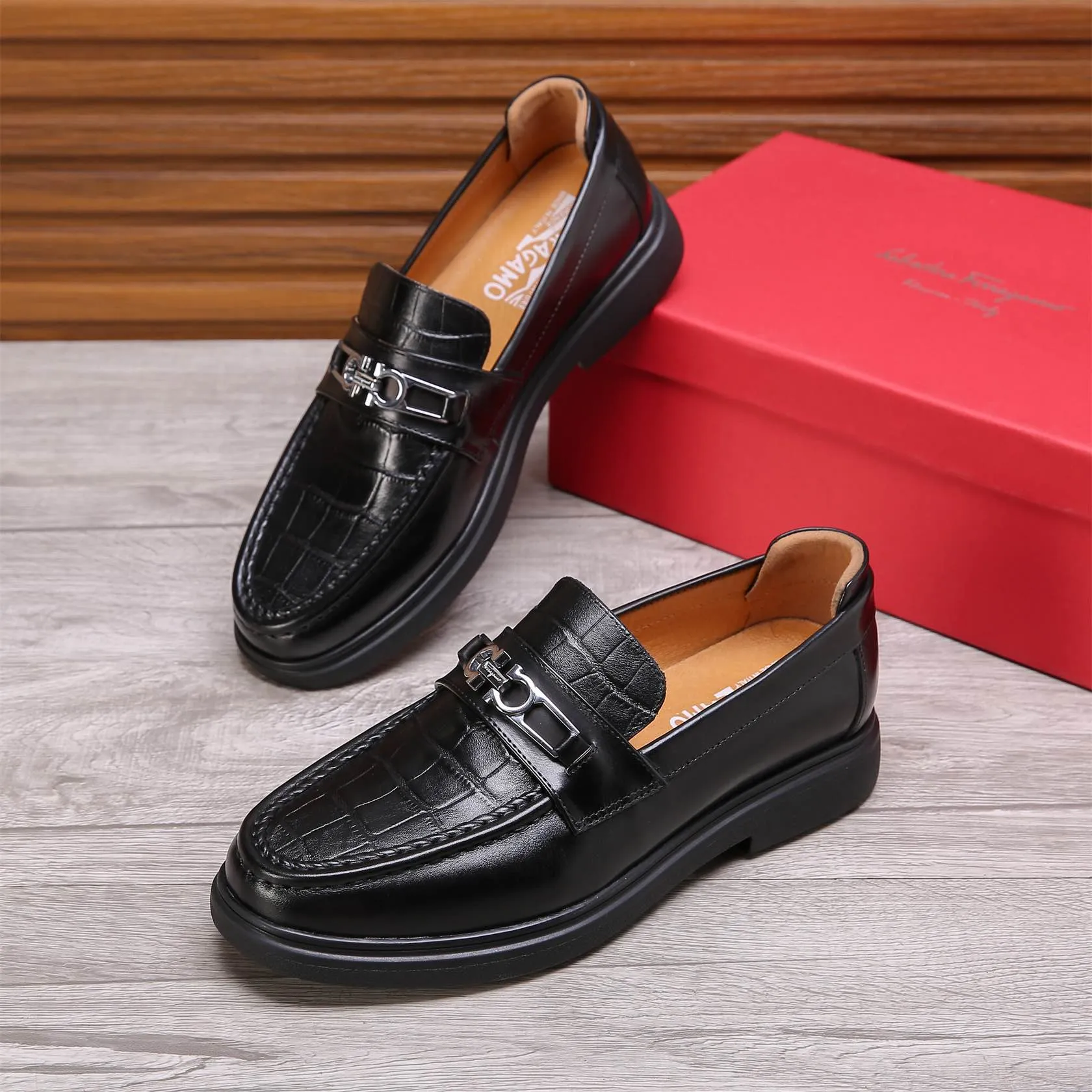 Men's shoes 💰460 🕷🕷🐂【Ferragamo】Ferragamo Popular fashionable casual shoes🇨🇳Official website counter 1:1 production, original mold opening💯Good quality visible, imported high-end first-layer waxed calfskin, water-dyed🐂leather lining🌿very clear texture, high-quality waterproof, non-slip and wear-resistant outsole🎋high quality and low price, truly handmade🍓Black optional! Code number 38-44 (45-46 customized)......